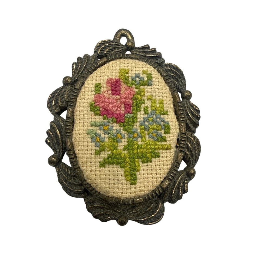Vintage The Creative Circle Needlepoint Floral Brooch Pendant‎ Bronze Tone Frame